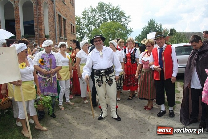 Zdjęcie w galerii na portalu naszraciborz.pl: Harnaś w koloratce i jego weseli parafianie, czyli wojnowickie dożynki 2014 wiadomości z regionu