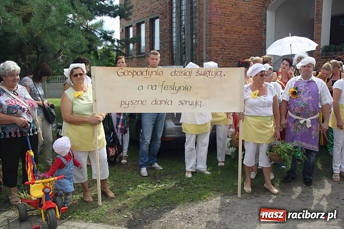 Zdjęcie w galerii na portalu naszraciborz.pl: Harnaś w koloratce i jego weseli parafianie, czyli wojnowickie dożynki 2014 wiadomości z regionu