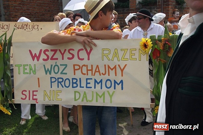 Zdjęcie w galerii na portalu naszraciborz.pl: Harnaś w koloratce i jego weseli parafianie, czyli wojnowickie dożynki 2014 wiadomości z regionu