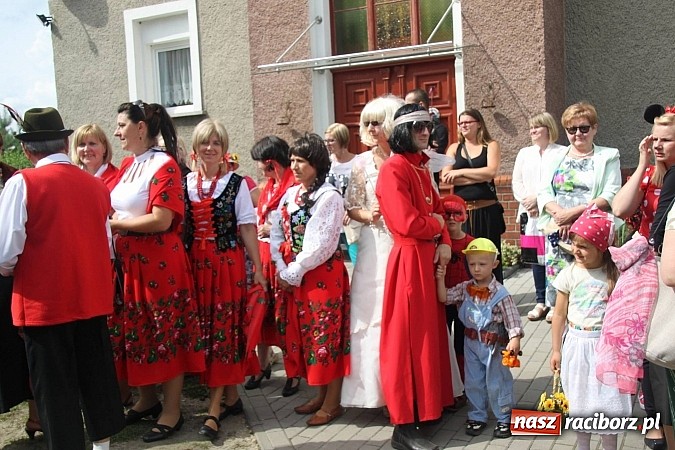 Zdjęcie w galerii na portalu naszraciborz.pl: Harnaś w koloratce i jego weseli parafianie, czyli wojnowickie dożynki 2014 wiadomości z regionu