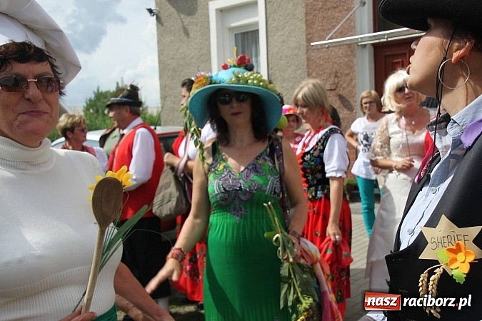 Zdjęcie w galerii na portalu naszraciborz.pl: Harnaś w koloratce i jego weseli parafianie, czyli wojnowickie dożynki 2014 wiadomości z regionu