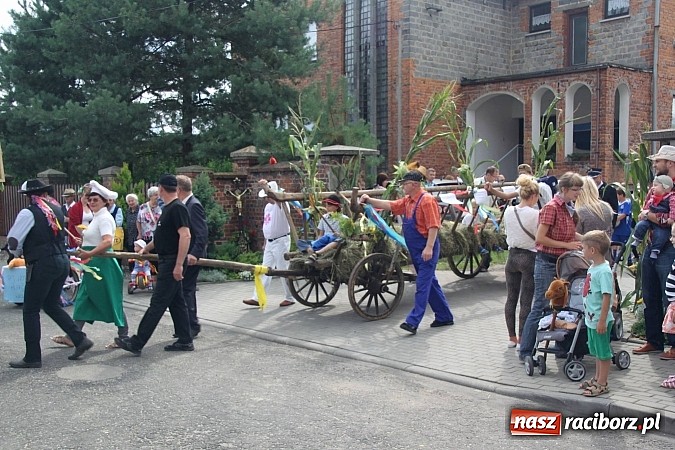 Zdjęcie w galerii na portalu naszraciborz.pl: Harnaś w koloratce i jego weseli parafianie, czyli wojnowickie dożynki 2014 wiadomości z regionu