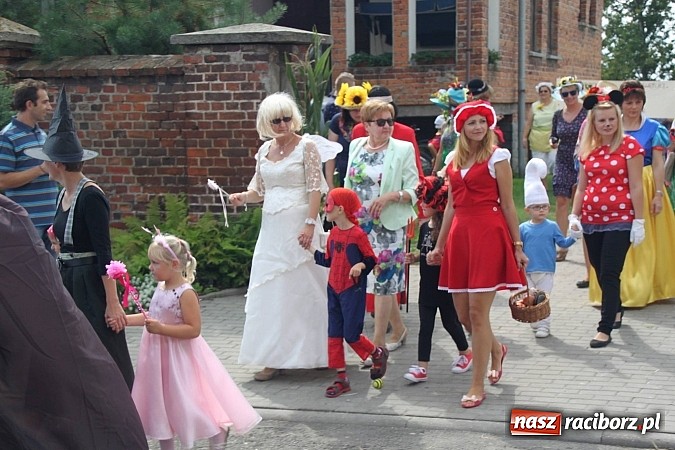 Zdjęcie w galerii na portalu naszraciborz.pl: Harnaś w koloratce i jego weseli parafianie, czyli wojnowickie dożynki 2014 wiadomości z regionu