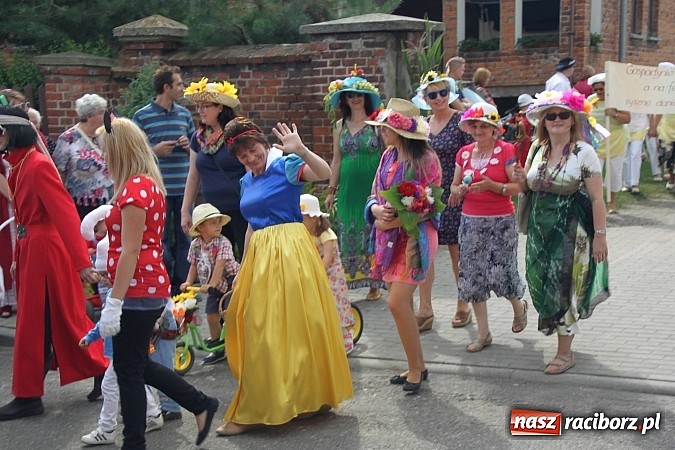 Zdjęcie w galerii na portalu naszraciborz.pl: Harnaś w koloratce i jego weseli parafianie, czyli wojnowickie dożynki 2014 wiadomości z regionu