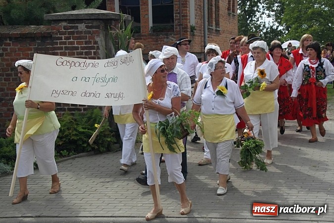 Zdjęcie w galerii na portalu naszraciborz.pl: Harnaś w koloratce i jego weseli parafianie, czyli wojnowickie dożynki 2014 wiadomości z regionu