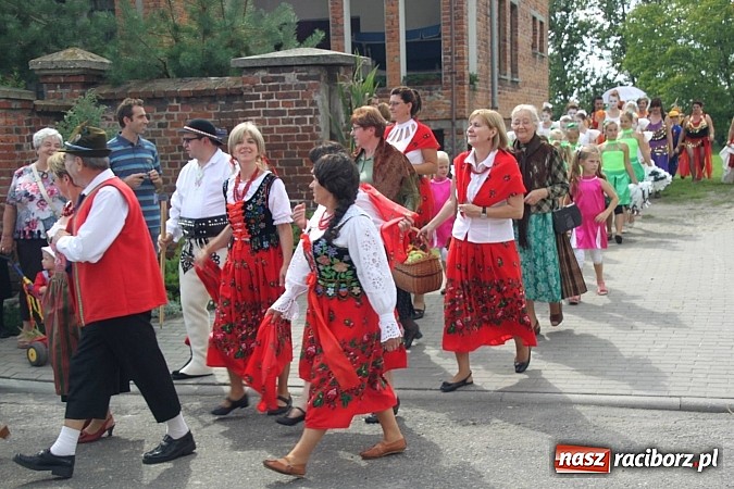 Zdjęcie w galerii na portalu naszraciborz.pl: Harnaś w koloratce i jego weseli parafianie, czyli wojnowickie dożynki 2014 wiadomości z regionu