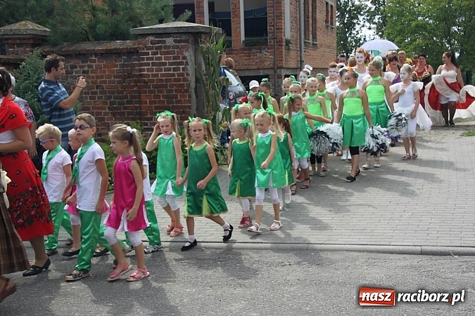 Zdjęcie w galerii na portalu naszraciborz.pl: Harnaś w koloratce i jego weseli parafianie, czyli wojnowickie dożynki 2014 wiadomości z regionu