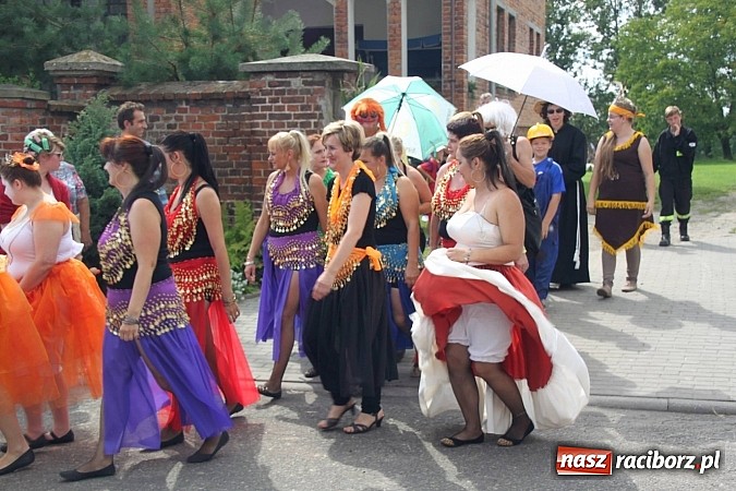 Zdjęcie w galerii na portalu naszraciborz.pl: Harnaś w koloratce i jego weseli parafianie, czyli wojnowickie dożynki 2014 wiadomości z regionu