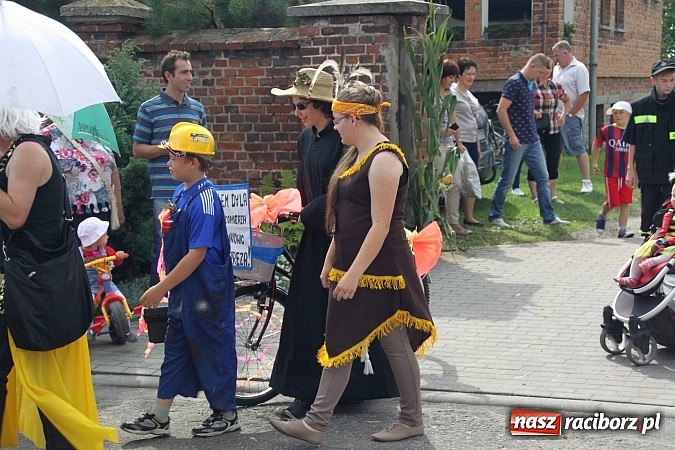 Zdjęcie w galerii na portalu naszraciborz.pl: Harnaś w koloratce i jego weseli parafianie, czyli wojnowickie dożynki 2014 wiadomości z regionu