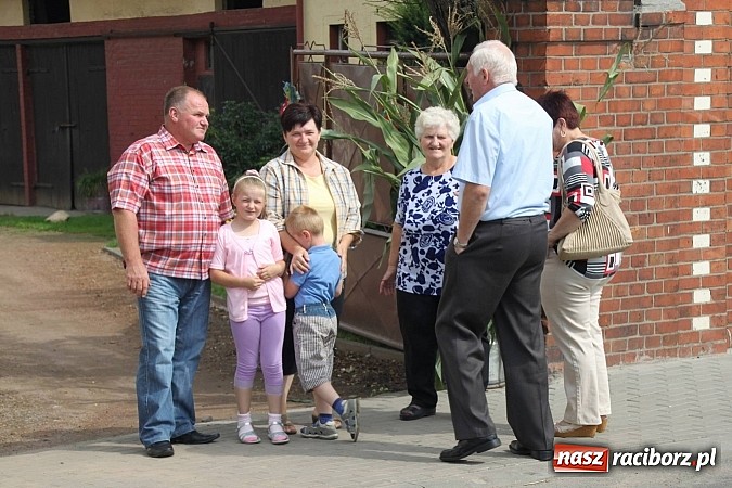 Zdjęcie w galerii na portalu naszraciborz.pl: Harnaś w koloratce i jego weseli parafianie, czyli wojnowickie dożynki 2014 wiadomości z regionu