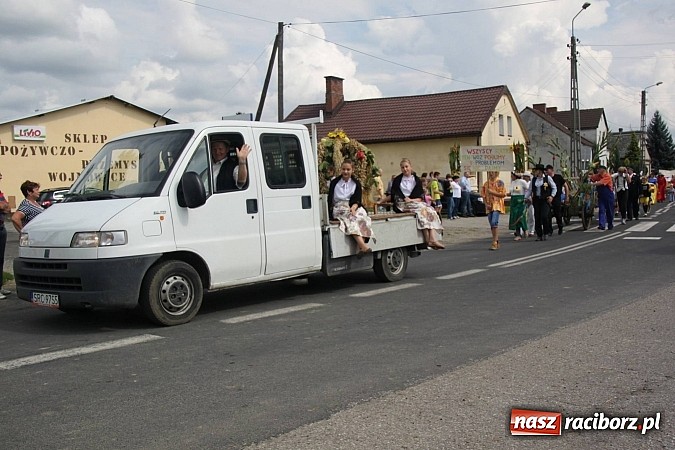 Zdjęcie w galerii na portalu naszraciborz.pl: Harnaś w koloratce i jego weseli parafianie, czyli wojnowickie dożynki 2014 wiadomości z regionu