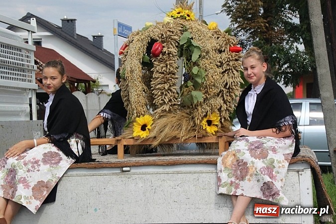 Zdjęcie w galerii na portalu naszraciborz.pl: Harnaś w koloratce i jego weseli parafianie, czyli wojnowickie dożynki 2014 wiadomości z regionu