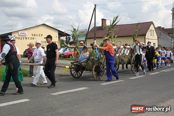 Zdjęcie w galerii na portalu naszraciborz.pl: Harnaś w koloratce i jego weseli parafianie, czyli wojnowickie dożynki 2014 wiadomości z regionu