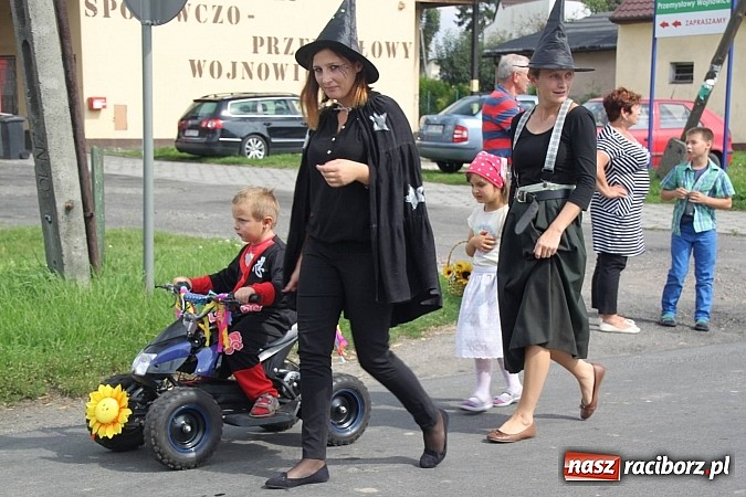 Zdjęcie w galerii na portalu naszraciborz.pl: Harnaś w koloratce i jego weseli parafianie, czyli wojnowickie dożynki 2014 wiadomości z regionu