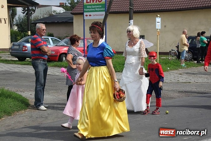 Zdjęcie w galerii na portalu naszraciborz.pl: Harnaś w koloratce i jego weseli parafianie, czyli wojnowickie dożynki 2014 wiadomości z regionu