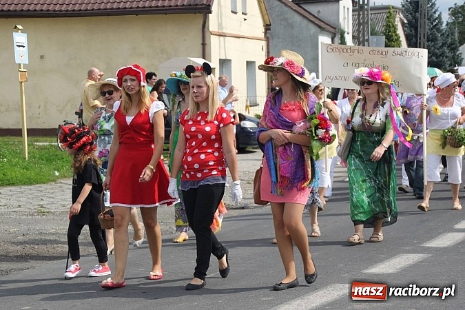 Zdjęcie w galerii na portalu naszraciborz.pl: Harnaś w koloratce i jego weseli parafianie, czyli wojnowickie dożynki 2014 wiadomości z regionu