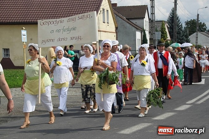 Zdjęcie w galerii na portalu naszraciborz.pl: Harnaś w koloratce i jego weseli parafianie, czyli wojnowickie dożynki 2014 wiadomości z regionu