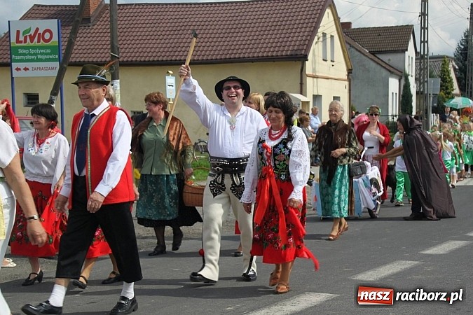 Zdjęcie w galerii na portalu naszraciborz.pl: Harnaś w koloratce i jego weseli parafianie, czyli wojnowickie dożynki 2014 wiadomości z regionu