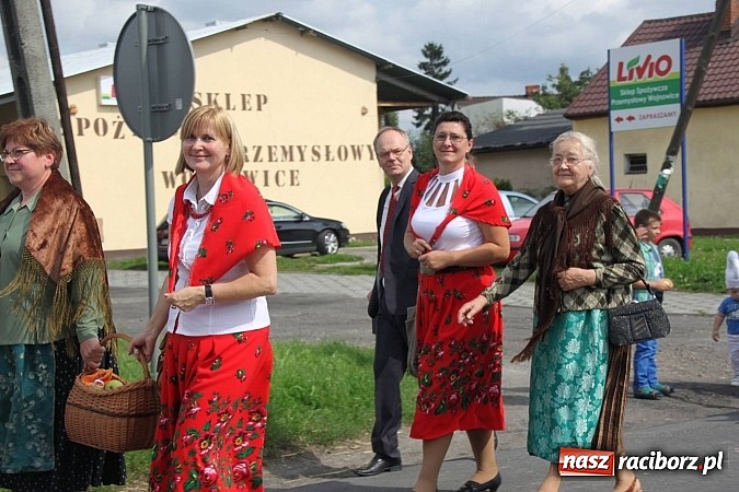 Zdjęcie w galerii na portalu naszraciborz.pl: Harnaś w koloratce i jego weseli parafianie, czyli wojnowickie dożynki 2014 wiadomości z regionu