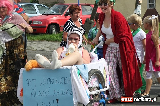 Zdjęcie w galerii na portalu naszraciborz.pl: Harnaś w koloratce i jego weseli parafianie, czyli wojnowickie dożynki 2014 wiadomości z regionu