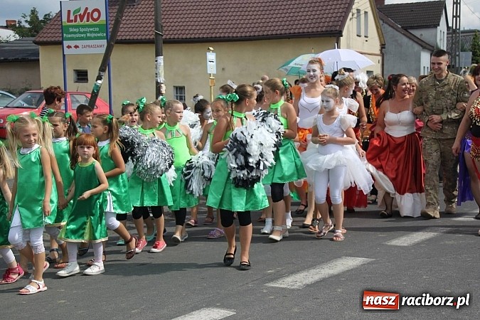 Zdjęcie w galerii na portalu naszraciborz.pl: Harnaś w koloratce i jego weseli parafianie, czyli wojnowickie dożynki 2014 wiadomości z regionu