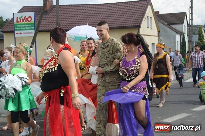 Zdjęcie w galerii na portalu naszraciborz.pl: Harnaś w koloratce i jego weseli parafianie, czyli wojnowickie dożynki 2014 wiadomości z regionu