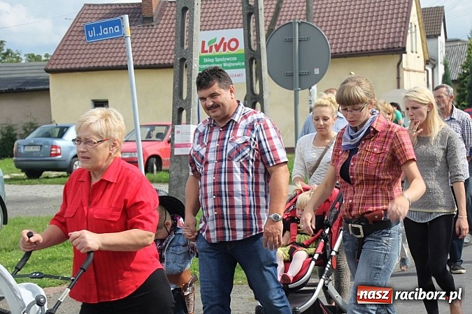 Zdjęcie w galerii na portalu naszraciborz.pl: Harnaś w koloratce i jego weseli parafianie, czyli wojnowickie dożynki 2014 wiadomości z regionu