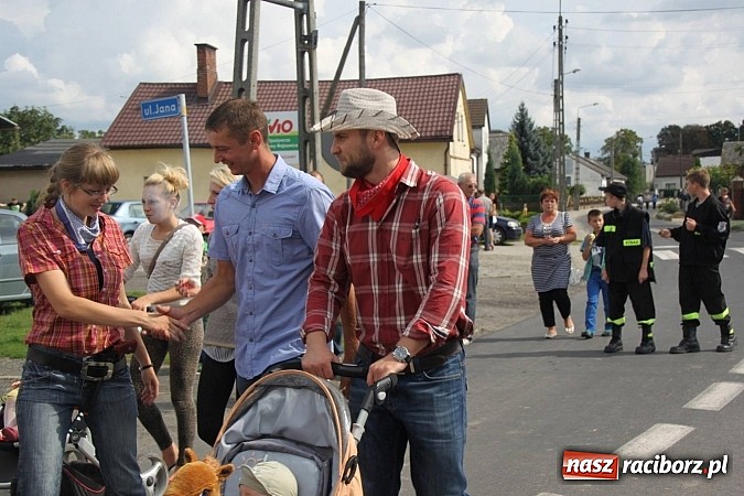 Zdjęcie w galerii na portalu naszraciborz.pl: Harnaś w koloratce i jego weseli parafianie, czyli wojnowickie dożynki 2014 wiadomości z regionu