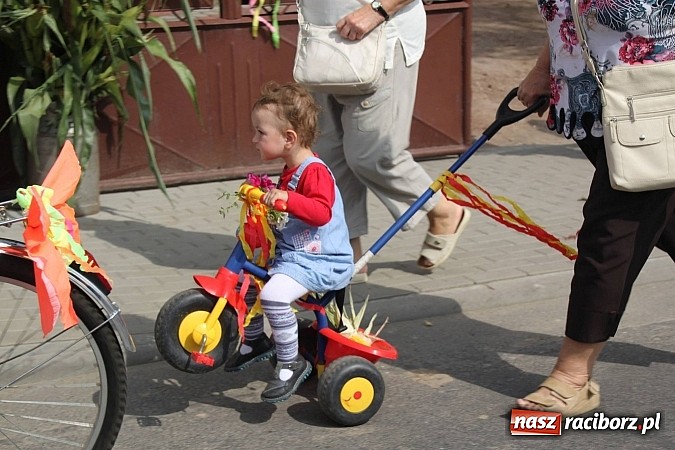 Zdjęcie w galerii na portalu naszraciborz.pl: Harnaś w koloratce i jego weseli parafianie, czyli wojnowickie dożynki 2014 wiadomości z regionu