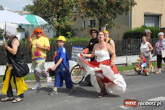 Zdjęcie w galerii na portalu naszraciborz.pl: Harnaś w koloratce i jego weseli parafianie, czyli wojnowickie dożynki 2014 wiadomości z regionu