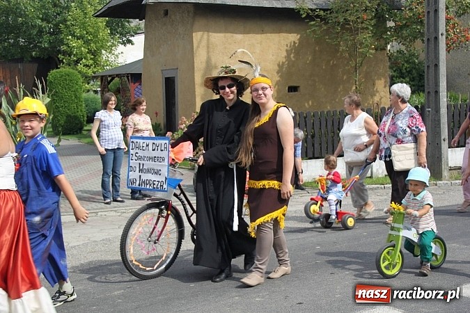 Zdjęcie w galerii na portalu naszraciborz.pl: Harnaś w koloratce i jego weseli parafianie, czyli wojnowickie dożynki 2014 wiadomości z regionu