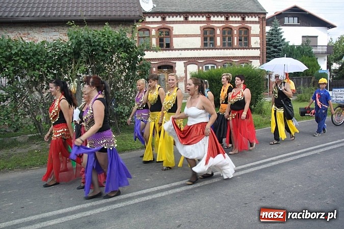 Zdjęcie w galerii na portalu naszraciborz.pl: Harnaś w koloratce i jego weseli parafianie, czyli wojnowickie dożynki 2014 wiadomości z regionu