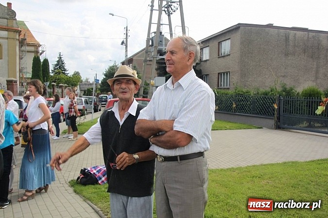 Zdjęcie w galerii na portalu naszraciborz.pl: Harnaś w koloratce i jego weseli parafianie, czyli wojnowickie dożynki 2014 wiadomości z regionu