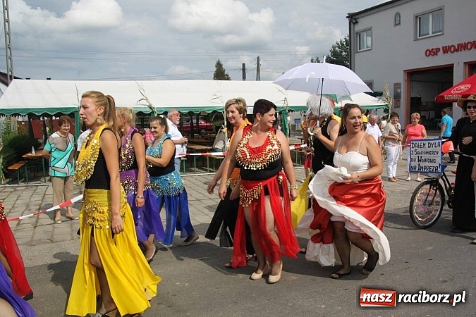 Zdjęcie w galerii na portalu naszraciborz.pl: Harnaś w koloratce i jego weseli parafianie, czyli wojnowickie dożynki 2014 wiadomości z regionu
