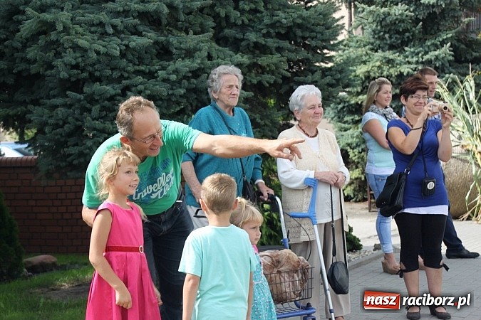 Zdjęcie w galerii na portalu naszraciborz.pl: Harnaś w koloratce i jego weseli parafianie, czyli wojnowickie dożynki 2014 wiadomości z regionu