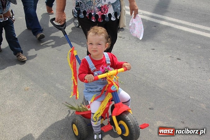 Zdjęcie w galerii na portalu naszraciborz.pl: Harnaś w koloratce i jego weseli parafianie, czyli wojnowickie dożynki 2014 wiadomości z regionu
