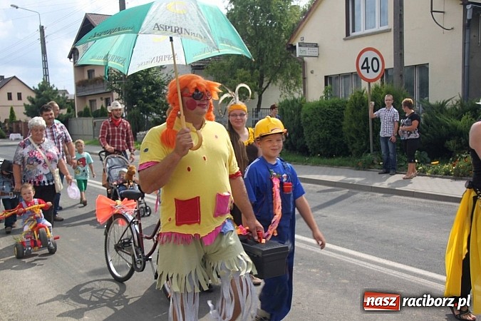 Zdjęcie w galerii na portalu naszraciborz.pl: Harnaś w koloratce i jego weseli parafianie, czyli wojnowickie dożynki 2014 wiadomości z regionu