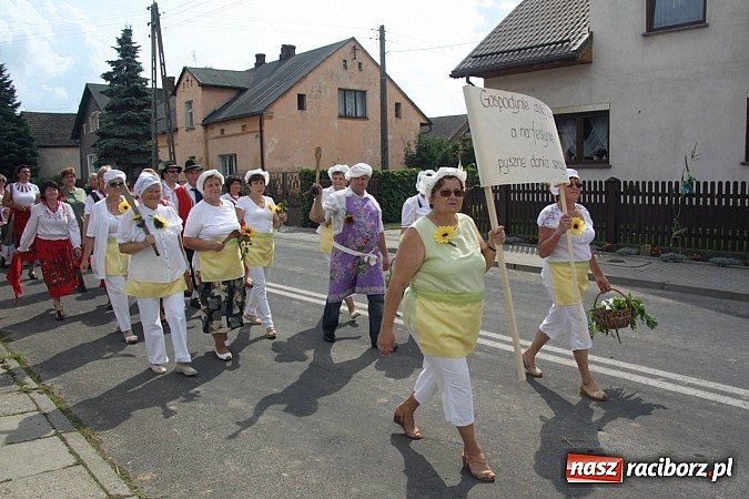 Zdjęcie w galerii na portalu naszraciborz.pl: Harnaś w koloratce i jego weseli parafianie, czyli wojnowickie dożynki 2014 wiadomości z regionu