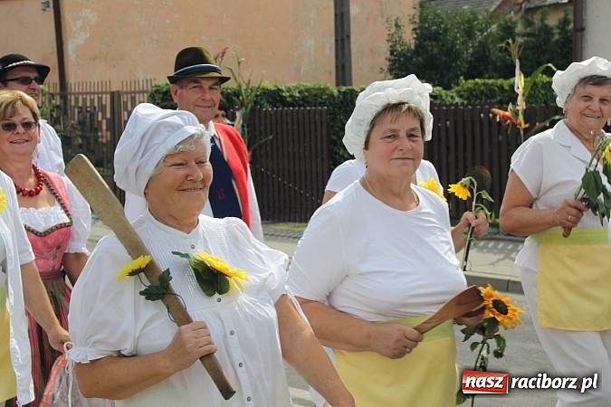 Zdjęcie w galerii na portalu naszraciborz.pl: Harnaś w koloratce i jego weseli parafianie, czyli wojnowickie dożynki 2014 wiadomości z regionu