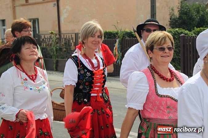 Zdjęcie w galerii na portalu naszraciborz.pl: Harnaś w koloratce i jego weseli parafianie, czyli wojnowickie dożynki 2014 wiadomości z regionu
