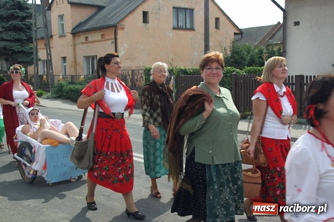 Zdjęcie w galerii na portalu naszraciborz.pl: Harnaś w koloratce i jego weseli parafianie, czyli wojnowickie dożynki 2014 wiadomości z regionu