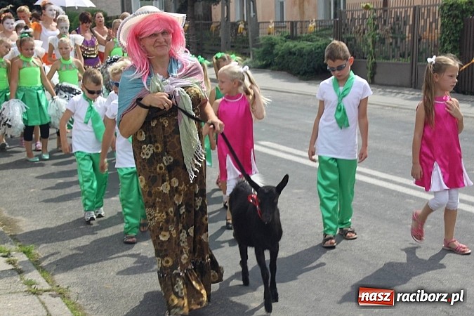 Zdjęcie w galerii na portalu naszraciborz.pl: Harnaś w koloratce i jego weseli parafianie, czyli wojnowickie dożynki 2014 wiadomości z regionu
