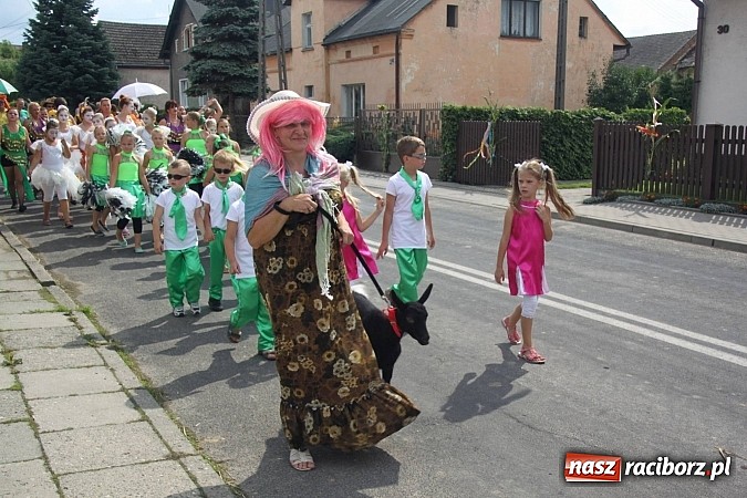 Zdjęcie w galerii na portalu naszraciborz.pl: Harnaś w koloratce i jego weseli parafianie, czyli wojnowickie dożynki 2014 wiadomości z regionu