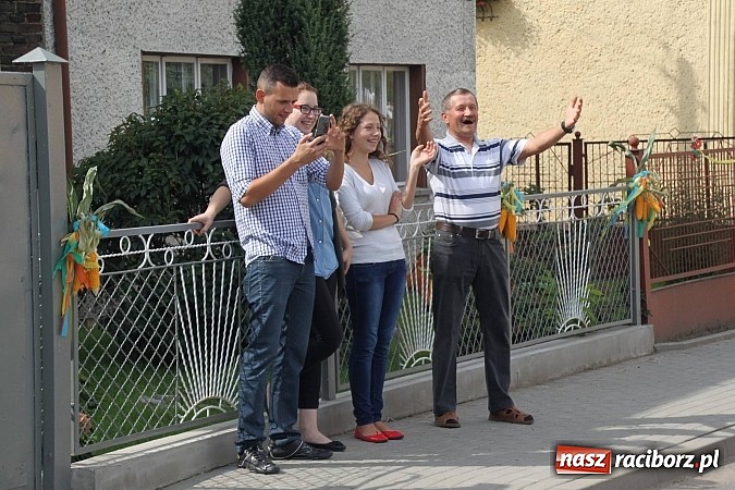 Zdjęcie w galerii na portalu naszraciborz.pl: Harnaś w koloratce i jego weseli parafianie, czyli wojnowickie dożynki 2014 wiadomości z regionu