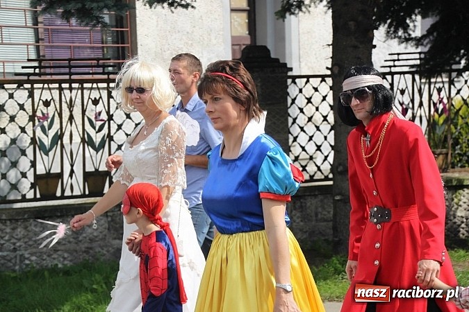 Zdjęcie w galerii na portalu naszraciborz.pl: Harnaś w koloratce i jego weseli parafianie, czyli wojnowickie dożynki 2014 wiadomości z regionu