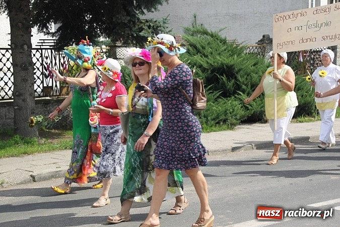 Zdjęcie w galerii na portalu naszraciborz.pl: Harnaś w koloratce i jego weseli parafianie, czyli wojnowickie dożynki 2014 wiadomości z regionu