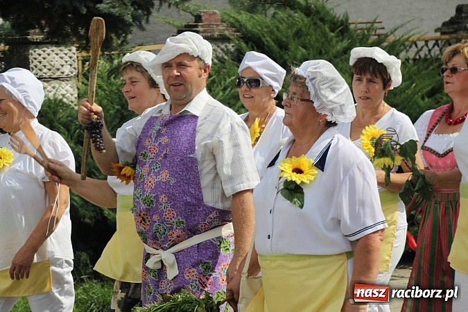 Zdjęcie w galerii na portalu naszraciborz.pl: Harnaś w koloratce i jego weseli parafianie, czyli wojnowickie dożynki 2014 wiadomości z regionu