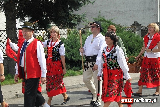 Zdjęcie w galerii na portalu naszraciborz.pl: Harnaś w koloratce i jego weseli parafianie, czyli wojnowickie dożynki 2014 wiadomości z regionu