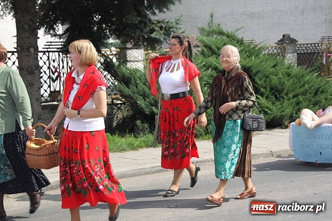 Zdjęcie w galerii na portalu naszraciborz.pl: Harnaś w koloratce i jego weseli parafianie, czyli wojnowickie dożynki 2014 wiadomości z regionu