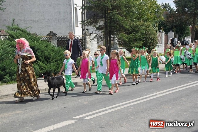Zdjęcie w galerii na portalu naszraciborz.pl: Harnaś w koloratce i jego weseli parafianie, czyli wojnowickie dożynki 2014 wiadomości z regionu
